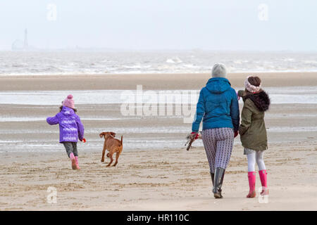 Großbritannien Wetter, Southport, Merseyside. 26. Februar 2017.  Nach dem Nachgeben der Sturm Doris machen Familien ihren Weg an den Strand in Southport, Merseyside.  Mit einem guten können nicht einige Tage starke Winde, die Misshandlung des Nord West Badeort, Menschen warten, zu gehen und die Spinnweben Sonntag Abblasen.  Bildnachweis: Cernan Elias/Alamy Live-Nachrichten Stockfoto