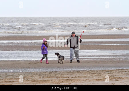 Großbritannien Wetter, Southport, Merseyside. 26. Februar 2017.  Nach dem Nachgeben der Sturm Doris machen Familien ihren Weg an den Strand in Southport, Merseyside.  Mit einem guten können nicht einige Tage starke Winde, die Misshandlung des Nord West Badeort, Menschen warten, zu gehen und die Spinnweben Sonntag Abblasen.  Bildnachweis: Cernan Elias/Alamy Live-Nachrichten Stockfoto