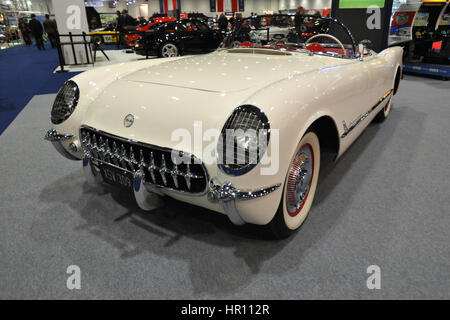 Ein 1954 Chevrolet Corvette auf dem Display an der London Classic Car Show im ExCel London stattfindet.  Mehr als 800 der schönsten Oldtimer der Welt sind auf dem Display auf der Messe von Vintage Vorkriegs-Tourer bis hin zu einem modernen Konzeptautos.  Die Show bringt rund 33.000 Besucher. von bis schwere Benzin Köpfe Menschen lieben einfach schöne klassische Fahrzeuge. Stockfoto