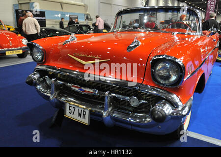 Eine 1957 Chevrolet Bel Air auf dem Display an der London Classic Car Show im ExCel London stattfindet.  Mehr als 800 der schönsten Oldtimer der Welt sind auf dem Display auf der Messe von Vintage Vorkriegs-Tourer bis hin zu einem modernen Konzeptautos.  Die Show bringt rund 33.000 Besucher. von bis schwere Benzin Köpfe Menschen lieben einfach schöne klassische Fahrzeuge. Stockfoto