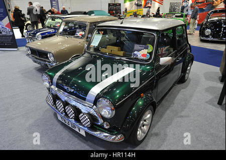 Rover Minis auf dem Display an der London Classic Car Show im ExCel London stattfindet.  Mehr als 800 der schönsten Oldtimer der Welt sind auf dem Display auf der Messe von Vintage Vorkriegs-Tourer bis hin zu einem modernen Konzeptautos.  Die Show bringt rund 33.000 Besucher. von bis schwere Benzin Köpfe Menschen lieben einfach schöne klassische Fahrzeuge. Stockfoto