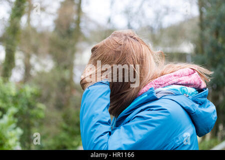 Windgepeitschten Haar der Frau in den Wind geblasen Stockfoto