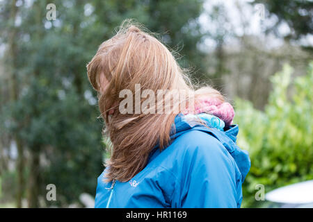 Windgepeitschten Haar der Frau in den Wind geblasen Stockfoto