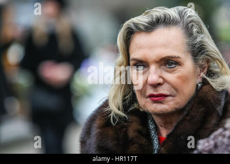 Danzig, Polen. 26. Februar 2017. Anna Maria anders (C) sieht man am 26. Februar 2017 auf Garnison-Friedhof in Danzig, Polen. Minister Anders besucht Gdansk zur Feier des Tages verfluchte Soldaten (Zolnierzez Wykleci). Minister besucht die Gräber der Inka und Zagonczyk für Tod von den Kommunisten in 50 verurteilt. Bildnachweis: Michal Fludra/Alamy Live-Nachrichten Stockfoto