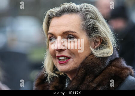 Danzig, Polen. 26. Februar 2017. Anna Maria anders (C) sieht man am 26. Februar 2017 auf Garnison-Friedhof in Danzig, Polen. Minister Anders besucht Gdansk zur Feier des Tages verfluchte Soldaten (Zolnierzez Wykleci). Minister besucht die Gräber der Inka und Zagonczyk für Tod von den Kommunisten in 50 verurteilt. Bildnachweis: Michal Fludra/Alamy Live-Nachrichten Stockfoto