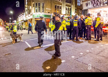 Brighton, UK. 25. Februar 2017. Polizisten und Hunde beruhigen ein möglicher Flammpunkt im Stadtzentrum von Brighton nach die Meisterschaft match welche Säge Brighton Beat lesen 3-0. Bildnachweis: Andrew Hasson/Alamy Live-Nachrichten Stockfoto