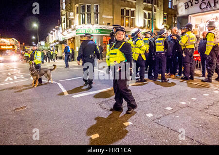 Brighton, UK. 25. Februar 2017. Polizisten und Hunde beruhigen ein möglicher Flammpunkt im Stadtzentrum von Brighton nach die Meisterschaft match welche Säge Brighton Beat lesen 3-0. Bildnachweis: Andrew Hasson/Alamy Live-Nachrichten Stockfoto