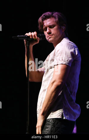 Huntington, New York, USA. 25. Februar 2017. Aaron Tveit führt auf der Bühne auf der Paramount am 25. Februar 2017 in Huntington, New York. Bildnachweis: Debby Wong/Alamy Live-Nachrichten Stockfoto