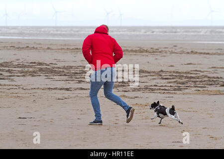 Großbritannien Wetter, Ainsdale, Merseyside. 26. Februar 2017.  Nach dem Nachgeben der Sturm Doris machen Familien ihren Weg an den Strand in Southport, Merseyside.  Mit einem guten können nicht einige Tage starke Winde, die Misshandlung des Nord West Badeort, Menschen warten, zu gehen und die Spinnweben Sonntag Abblasen.  Bildnachweis: Cernan Elias/Alamy Live-Nachrichten Stockfoto