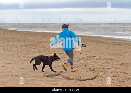 Großbritannien Wetter, Ainsdale, Merseyside. 26. Februar 2017.  Nach dem Nachgeben der Sturm Doris machen Familien ihren Weg an den Strand in Southport, Merseyside.  Mit einem guten können nicht einige Tage starke Winde, die Misshandlung des Nord West Badeort, Menschen warten, zu gehen und die Spinnweben Sonntag Abblasen.  Bildnachweis: Cernan Elias/Alamy Live-Nachrichten Stockfoto