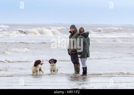Großbritannien Wetter, Ainsdale, Merseyside. 26. Februar 2017.  Nach dem Nachgeben der Sturm Doris machen Familien ihren Weg an den Strand in Southport, Merseyside.  Mit einem guten können nicht einige Tage starke Winde, die Misshandlung des Nord West Badeort, Menschen warten, zu gehen und die Spinnweben Sonntag Abblasen.  Bildnachweis: Cernan Elias/Alamy Live-Nachrichten Stockfoto