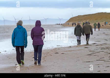 Großbritannien Wetter, Ainsdale, Merseyside. 26. Februar 2017.  Nach dem Nachgeben der Sturm Doris machen Familien ihren Weg an den Strand in Southport, Merseyside.  Mit einem guten können nicht einige Tage starke Winde, die Misshandlung des Nord West Badeort, Menschen warten, zu gehen und die Spinnweben Sonntag Abblasen.  Bildnachweis: Cernan Elias/Alamy Live-Nachrichten Stockfoto