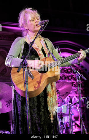 London, UK. 25. Februar 2017. Singer/Songwriterin Sally Barker erklingt in der Union Chapel-Credit: MusicLive / Alamy Live News Stockfoto