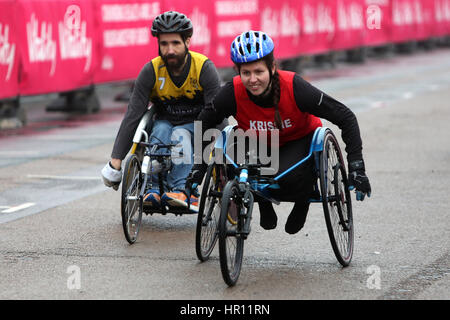 Brighton, UK. 26. Februar 2017. Die Vitalität Brighton Halbmarathon abgebildete statt auf Brighton Seafront, Sonntag, 26. Februar 2017.   Bildnachweis: Sam Stephenson/Alamy Live-Nachrichten Stockfoto