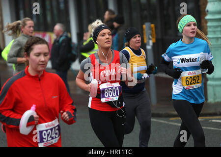 Brighton, UK. 26. Februar 2017. Die Vitalität Brighton Halbmarathon abgebildete statt auf Brighton Seafront, Sonntag, 26. Februar 2017.   Bildnachweis: Sam Stephenson/Alamy Live-Nachrichten Stockfoto