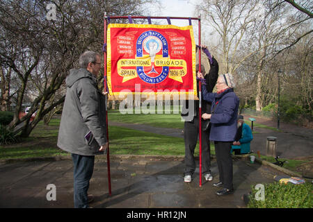 London, UK. 26. Februar 2017. Ein Service der Gedenkfeier des Bischofs Park in Fulham, einschließlich eine Kranzniederlegung Zeremonie und Gebete zu den 80. Jahrestag der Schlacht von Jarama zu gedenken, die während des spanischen Bürgerkrieges gegen den Faschismus Kredit von britischen Freiwilligen des internationalen Brigage geschlagen wurde: Amer Ghazzal/Alamy Live-Nachrichten Stockfoto