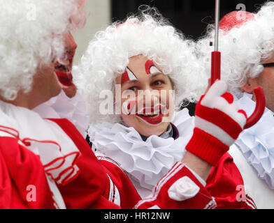 Düsseldorf, Deutschland. 26. Februar 2017. Menschen in Kostümen teilnehmen in der Karnevalsumzug in Düsseldorf, 26. Februar 2017. Foto: Roland Weihrauch/Dpa/Alamy Live News Stockfoto