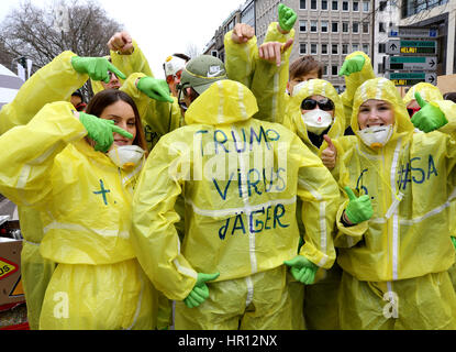 Düsseldorf, Deutschland. 26. Februar 2017. "Trump Virus Jaeger" (lit.) "Trump-Virus-Jäger") steht auf die Kostüme einer Gruppe von jungen Menschen beim Karnevalsumzug in Düsseldorf, 26. Februar 2017. Foto: Roland Weihrauch/Dpa/Alamy Live News Stockfoto