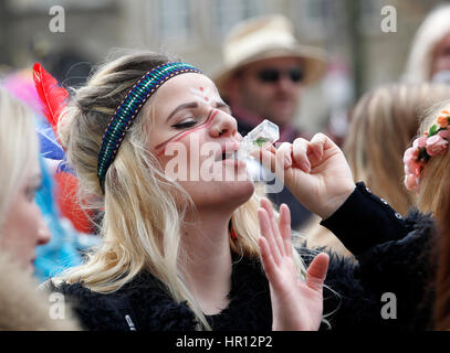 Düsseldorf, Deutschland. 26. Februar 2017. Menschen in Kostümen teilnehmen in der Karnevalsumzug in Düsseldorf, 26. Februar 2017. Foto: Roland Weihrauch/Dpa/Alamy Live News Stockfoto