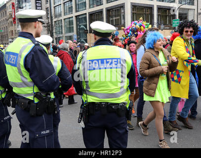 Düsseldorf, Deutschland. 26. Februar 2017. Polizisten kontrollieren den Karnevalsumzug in Düsseldorf, 26. Februar 2017. Foto: Roland Weihrauch/Dpa/Alamy Live News Stockfoto