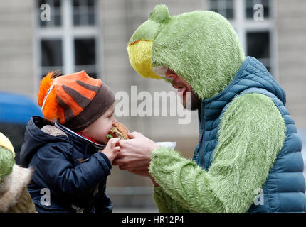 Düsseldorf, Deutschland. 26. Februar 2017. Menschen in Kostümen teilnehmen in der Karnevalsumzug in Düsseldorf, 26. Februar 2017. Foto: Roland Weihrauch/Dpa/Alamy Live News Stockfoto