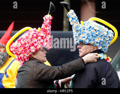 Düsseldorf, Deutschland. 26. Februar 2017. Menschen in Kostümen teilnehmen in der Karnevalsumzug in Düsseldorf, 26. Februar 2017. Foto: Roland Weihrauch/Dpa/Alamy Live News Stockfoto