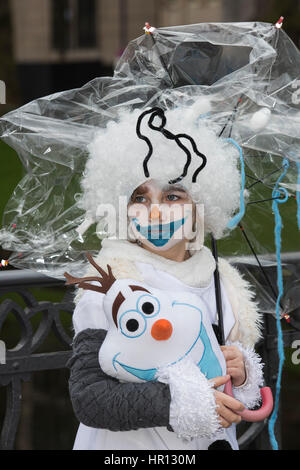 Düsseldorf, Deutschland. 26. Februar 2017. Bunte Karnevalskostüme sind auf dem Display während der sogenannten Kö-Treiben auf der Königsallee in Düsseldorf, einen Tag bevor die große Rosenmontag Paraden beginnen. Bildnachweis: Bettina Strenske/Alamy Live-Nachrichten Stockfoto