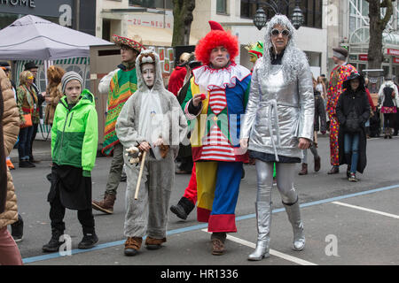 Düsseldorf, Deutschland. 26. Februar 2017. Bunte Karnevalskostüme sind auf dem Display während der sogenannten Kö-Treiben auf der Königsallee in Düsseldorf, einen Tag bevor die große Rosenmontag Paraden beginnen. Bildnachweis: Bettina Strenske/Alamy Live-Nachrichten Stockfoto