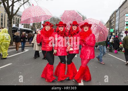 Düsseldorf, Deutschland. 26. Februar 2017. Bunte Karnevalskostüme sind auf dem Display während der sogenannten Kö-Treiben auf der Königsallee in Düsseldorf, einen Tag bevor die große Rosenmontag Paraden beginnen. Bildnachweis: Bettina Strenske/Alamy Live-Nachrichten Stockfoto