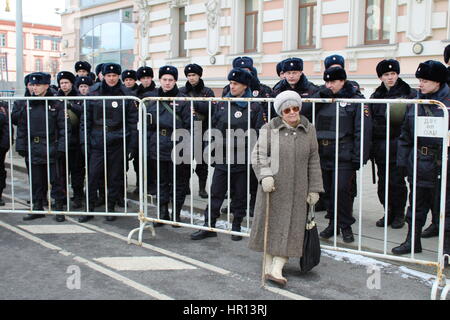 Moskau, Russland. 26. Februar 2017. 75-Jahr-alten Lilya Ivanova steht vor Polizisten während einer Demonstration in Moskau, Russland, 26. Februar 2017. Tausende von Oppositionellen demonstrierten gegen die russische Regierung. Teilnehmer an einem Gedenkmarsch in Erinnerung den ermordeten Politiker Boris Nemtsov am Sonntag. Nemzow war Show am 27. Februar 2015 in der Nähe des Kreml. Foto: Claudia Thaler /-/ Dpa/Alamy Live News Stockfoto