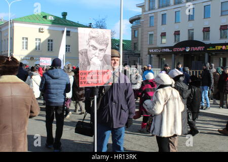 Moskau, Russland. 26. Februar 2017. Ein Mann trägt ein Schild mit einem Foto von Boris Nemtsov liest er Kaempfte Fuer unsere Zukunft "(lit.) "Er kämpfte für unsere Zukunft") in Moskau, Russland, 26. Februar 2017. Tausende von Oppositionellen demonstrierten gegen die russische Regierung. Teilnehmer an einem Gedenkmarsch in Erinnerung den ermordeten Politiker Boris Nemtsov am Sonntag. Nemzow war Show am 27. Februar 2015 in der Nähe des Kreml. Foto: Claudia Thaler /-/ Dpa/Alamy Live News Stockfoto