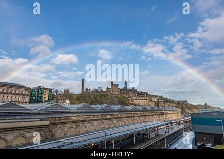 Edinburgh, Schottland. 26. Februar 2017. Ein Regenbogen über der Altstadt von Edinburgh. Die Regenbogen-Bögen über die Waverley Bahnhof und Calton Hill Credit: Rich Dyson/Alamy Live News Stockfoto
