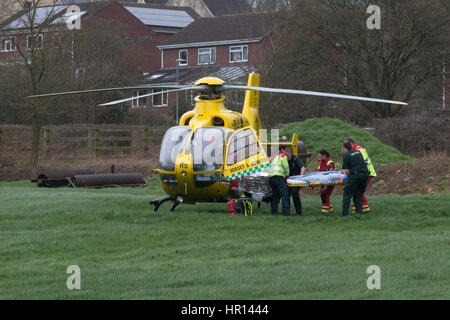 Glastonbury, UK. 26. Februar 2017.  Dorset Air Ambulance kommt zur Rettung von schwerkranken Glastonbury Seniorin.  Mit der Unterstützung des örtlichen Rettungsdienstes konnte die Air Ambulance landen in einem Feld neben der Redlands Estate mit dem Patienten stabilisiert und durch kurze Straße Reise zum Landeplatz übergesetzt.  Lokale Dienste und die Hubschrauberbesatzung unterstützt mit der Behandlung vor der Abreise nach Krankenhaus.  Es ist nicht bekannt, was falsch mit der Dame war, aber sie wurde zur weiteren Behandlung ins Southmead Krankenhaus eingeliefert. Bildnachweis: Living Ebenen Fotografie/Alamy Live-Nachrichten Stockfoto