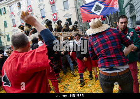 Ivrea, Piemont, Italien. 26. Februar 2017. Ivrea, Italien-Februar 26, 2017: der traditionelle Kampf der Orangen während des Karnevals von Ivrea in Ivrea, in der Nähe von Turin, Italien: Stefano Guidi/ZUMA Draht/Alamy Live News Stockfoto