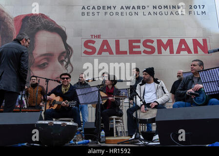 London, UK.  26. Februar 2017. (Dritte links) Unschärfe Sänger, Damon Albarn, singt mit der des syrischen Orchestermusiker vor Premiere kostenlos Sondervorstellung von der Oscar-nominierte, bester fremdsprachiger Film, "The Salesman", auf dem Trafalgar Square, moderiert von Bürgermeister von London, Sadiq Khan.  Der iranische Regisseur Asghar Farhadi, beschlossen, heute Abend die wichtigsten Oscar-Verleihung in Hollywood, in Solidarität mit den betroffenen durch Präsident Donald Trump Reiseverbot für Personen aus sieben mehrheitlich muslimischen Ländern (einschließlich Iran) Einreise in die USA zu boykottieren.   Bildnachweis: Stephen Chung / Alamy Live News Stockfoto