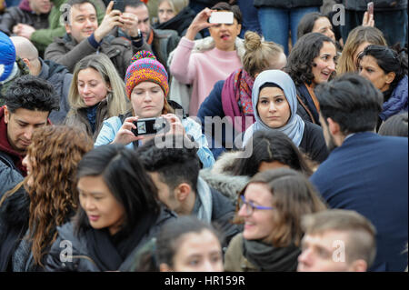 London, UK.  26. Februar 2017. Die Zuschauer werden vor die besondere Premiere kostenlos screening von der Oscar-nominierte, bester fremdsprachiger Film, "The Salesman", auf dem Trafalgar Square, moderiert von Bürgermeister von London, Sadiq Khan gesehen.  Der iranische Regisseur Asghar Farhadi, beschlossen, heute Abend die wichtigsten Oscar-Verleihung in Hollywood, in Solidarität mit den betroffenen durch Präsident Donald Trump Reiseverbot für Personen aus sieben mehrheitlich muslimischen Ländern (einschließlich Iran) Einreise in die USA zu boykottieren.   Bildnachweis: Stephen Chung / Alamy Live News Stockfoto