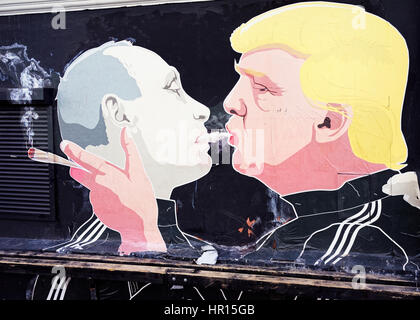 Vilnius, Litauen - 25. Februar 2017: Donald Trump küssen Vladimir Putin Wandbild auf der Straße, Vilnius, Litauen Stockfoto