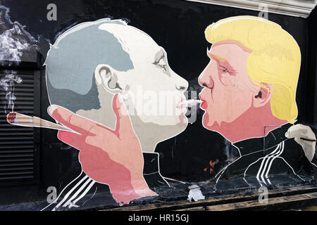 Vilnius, Litauen - 25. Februar 2017: Donald Trump küssen Vladimir Putin Wandbild in der Straße von Vilnius, Litauen Stockfoto