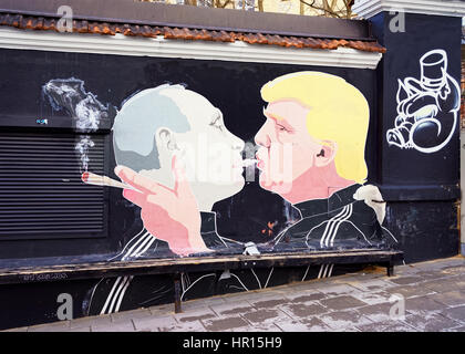 Vilnius, Litauen - 25. Februar 2017: Donald Trump küssen Vladimir Putin Wandbild auf der Straße, Vilnius, Litauen Stockfoto