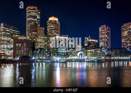 Boston Harbor und Financial District Skyline bei Nacht - Boston, Massachusetts, USA Stockfoto