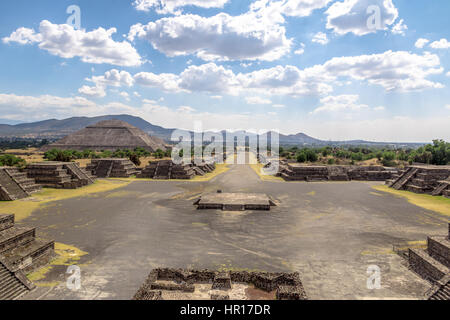 Blick von oberhalb der Plaza des Mondes und der Toten Avenue mit Sonne-Pyramide auf Hintergrund - Ruinen von Teotihuacan, Mexiko-Stadt, Mexiko Stockfoto