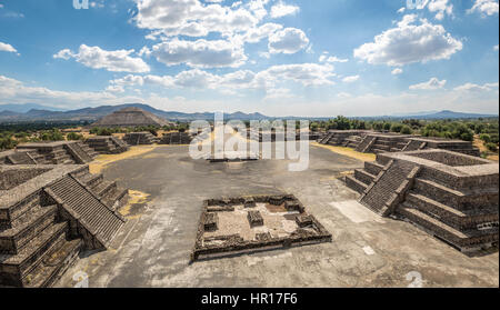 Blick von oberhalb der Plaza des Mondes und der Toten Avenue mit Sonne-Pyramide auf Hintergrund - Ruinen von Teotihuacan, Mexiko-Stadt, Mexiko Stockfoto