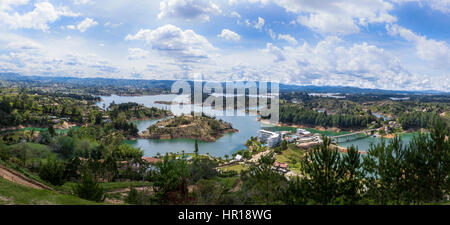 Panoramablick über Guatape Dam (Penon) - Kolumbien Stockfoto