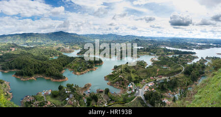 Panoramablick über Guatape Dam (Penon) - Kolumbien Stockfoto