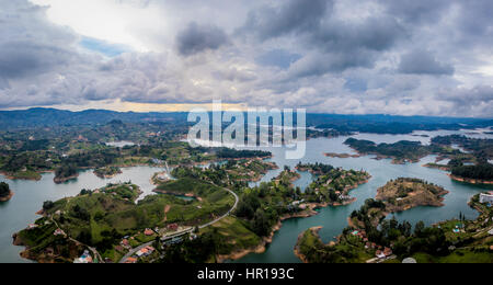 Panoramablick über Guatape Dam (Penon) - Kolumbien Stockfoto