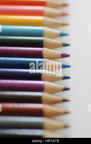 Reihe von Farbstiften im flachen Fokus Stockfoto