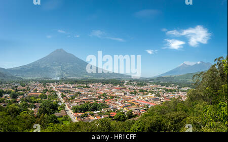 Panoramablick auf Antigua Guatemala mit den drei Vulkanen im Hintergrund Stockfoto