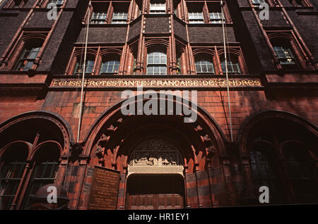 FRANZÖSISCHE PROTESTANTISCHE ROTEM BACKSTEIN KIRCHE IN SOHO, LONDON, 1972 Stockfoto