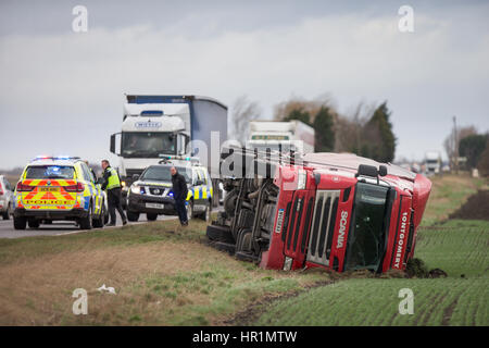 Die hohe einseitige Fahrzeuge in der Nähe von März, Cambridgeshire, dass über am Donnerstag Nachmittag 23. Februar brannte als Sturm Doris Hits. Das Met Office hat eine gelbe "Warnung" für Wind in Schottland, Yorkshire und die Midlands werden heute und Bernstein Warnungen für Schnee in Schottland ausgestellt. Eine gelbe Warnmeldung ist auch in den Midlands, Northern England, Wales und Schottland. Heute werden Stürme in zentralen Teilen sehen, mit Regen für viele und schwere Schnee auf dem nördlichen Hügel und in Schottland. Stockfoto