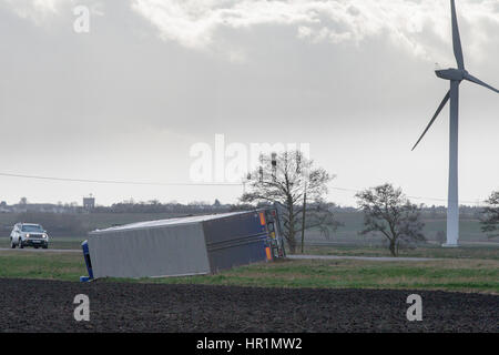 Die hohe einseitige Fahrzeuge in der Nähe von März, Cambridgeshire, dass über am Donnerstag Nachmittag 23. Februar brannte als Sturm Doris Hits. Das Met Office hat eine gelbe "Warnung" für Wind in Schottland, Yorkshire und die Midlands werden heute und Bernstein Warnungen für Schnee in Schottland ausgestellt. Eine gelbe Warnmeldung ist auch in den Midlands, Northern England, Wales und Schottland. Heute werden Stürme in zentralen Teilen sehen, mit Regen für viele und schwere Schnee auf dem nördlichen Hügel und in Schottland. Stockfoto